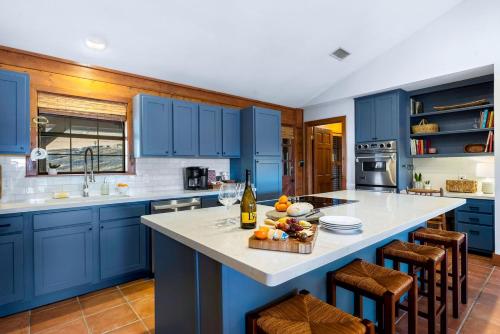 Beautiful Lakeside Rental with Hot-Tub in Igram, Texas, Perfect for Family Glamping Trips in Хант