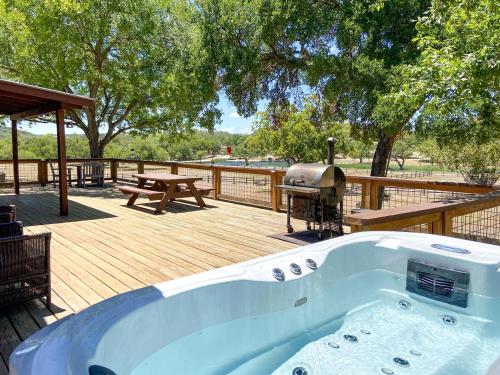 Джакузі, Beautiful Lakeside Rental with Hot-Tub in Igram, Texas, Perfect for Family Glamping Trips in Хант
