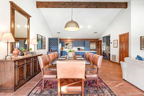 Beautiful Lakeside Rental with Hot-Tub in Igram, Texas, Perfect for Family Glamping Trips in Хант