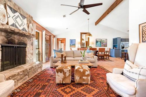 Beautiful Lakeside Rental with Hot-Tub in Igram, Texas, Perfect for Family Glamping Trips in Хант