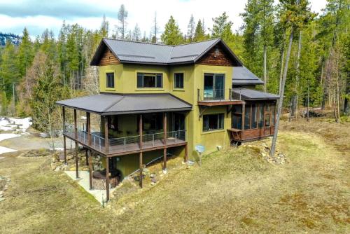 Colorful Cabin with Hot-Tub, Game Room and Gym in Montana