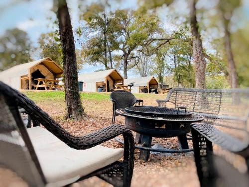 B Son's Riverside Safari Tent in Kingsbury, TX in 盧靈(TX)