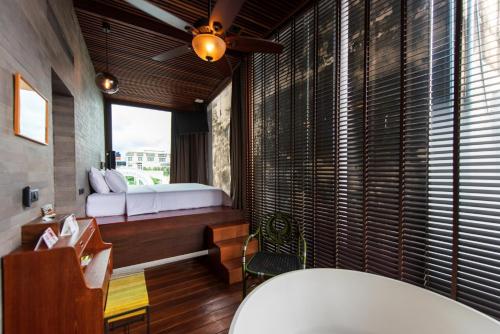 room detail thumbnail 2
