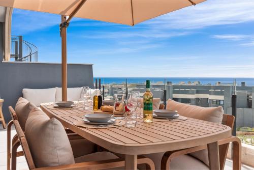 ระเบียง/ชานเรือน, Pure Oasis - Luxury Resort Penthouse in ลาส โคยาส