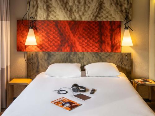 1 double bed, 1 twin bed