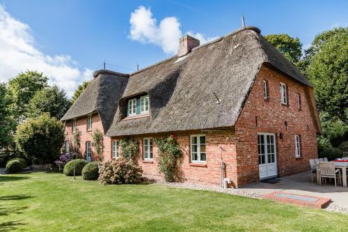 5 bedrooms, 6 beds