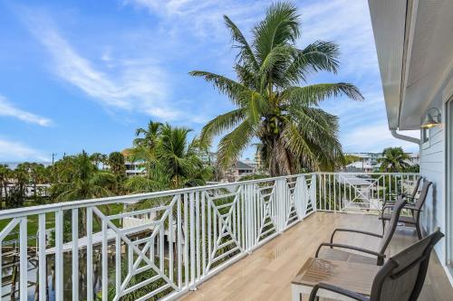 571 Seabatical- Canal Front With Pool! home - image 3