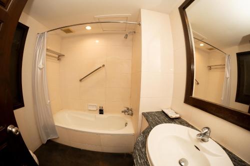 room detail thumbnail 2