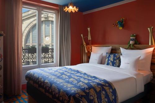 room detail thumbnail 2