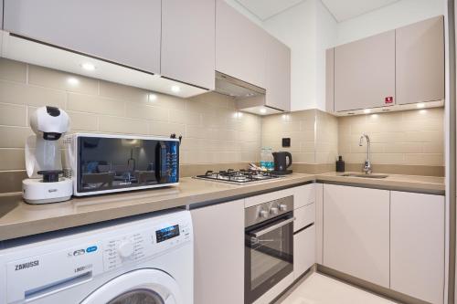 STAY BY LATINEM Luxury 2BR Holiday Home CVR B405 Near Burj Khalifa, Dubai (photo 5)
