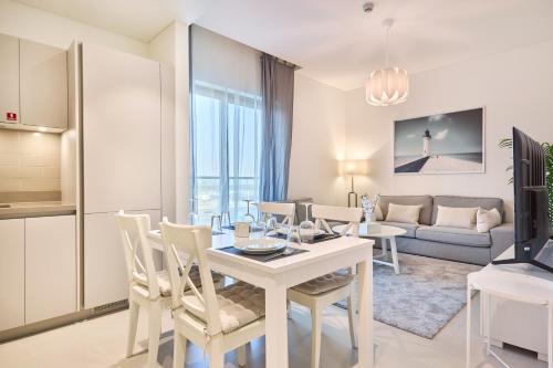 STAY BY LATINEM Luxury 2BR Holiday Home CVR B405 Near Burj Khalifa, Dubai (photo 6)