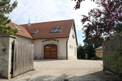 Pannon Tokaj Vendégház (Pannon Tokaj Vendeghaz) in Tolksva