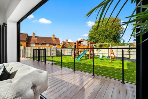 Utvendig, Superb Luxury 3 Bedroom House - Garden - Parking - Outdoor Playground 17P in Quinton