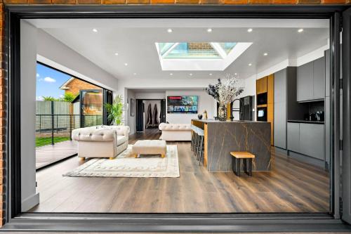 Utvendig, Superb Luxury 3 Bedroom House - Garden - Parking - Outdoor Playground 17P in Quinton