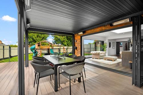 Fasiliteter, Superb Luxury 3 Bedroom House - Garden - Parking - Outdoor Playground 17P in Quinton