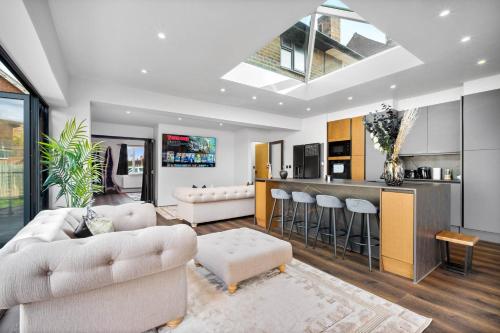 Fasiliteter, Superb Luxury 3 Bedroom House - Garden - Parking - Outdoor Playground 17P in Quinton