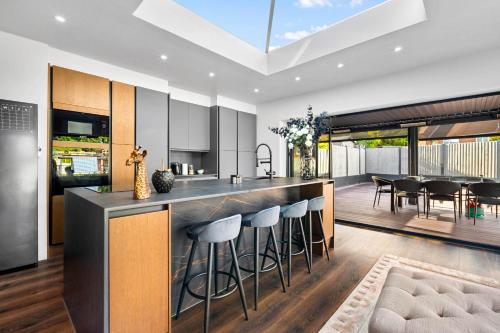 Kjøkken, Superb Luxury 3 Bedroom House - Garden - Parking - Outdoor Playground 17P in Quinton