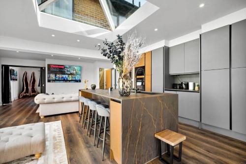 Fasiliteter, Superb Luxury 3 Bedroom House - Garden - Parking - Outdoor Playground 17P in Quinton