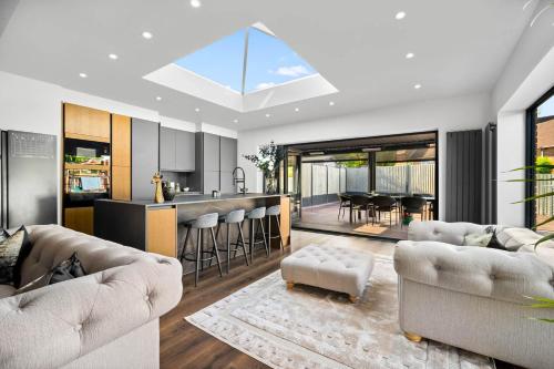 Superb Luxury 3 Bedroom House - Garden - Parking - Outdoor Playground 17P in Quinton