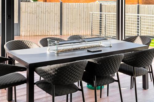 Restaurant, Superb Luxury 3 Bedroom House - Garden - Parking - Outdoor Playground 17P in Quinton