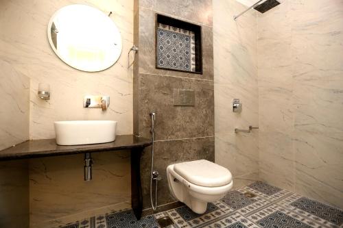 Bathroom, Nuh Villa - Luxury stay with Kashmiri Warmth near Sheikh ul-Alam International Airport
