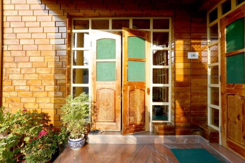 Entrance, Nuh Villa - Luxury stay with Kashmiri Warmth near Sheikh ul-Alam International Airport