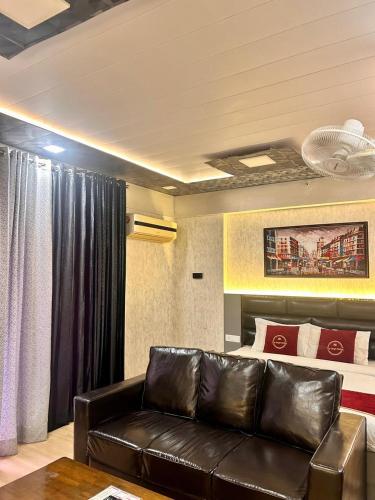 Lucknow express by origin Suites DLF MY PAD near Gomti Nagar Railway Station Lucknow, Лакхнау (фото 8)