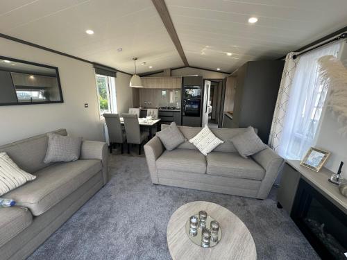 7b Oakwood village in Newton upon Derwent