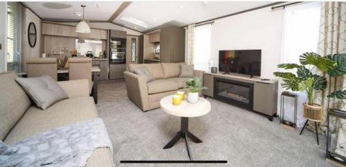 7b Oakwood village in Newton upon Derwent