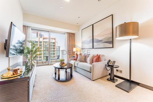 Luxury 1BR with Breathtaking Dubai Water Canal Views, Just Beside Dubai Marina Mall and Tram, Near JBR Beach, The Address Residences, Dubai Marina by Deluxe Holiday Homes, Dubaj
