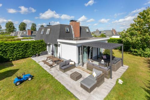 Welcome in - Strandhuis Schoneveld, zonnige en ruime tuin met speeltoestel