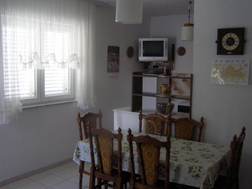 Apartments Roviš, Тар