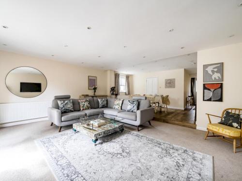Létesítmények, Spacious Surrey Family Home with Free Parking - Pass the Keys in Runnymede