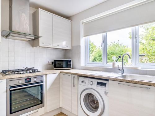Létesítmények, Spacious Surrey Family Home with Free Parking - Pass the Keys in Runnymede