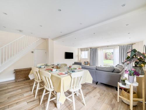 Létesítmények, Spacious Surrey Family Home with Free Parking - Pass the Keys in Runnymede