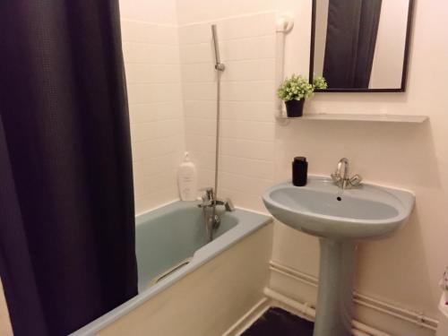 " Just for sleep " Male dorm shared room daily stay 8 pm to 10 am in Bobigny