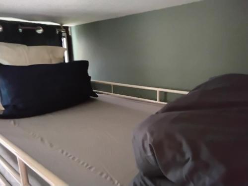 " Just for sleep " Male dorm shared room daily stay 8 pm to 10 am in Bobigny