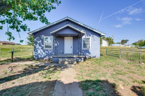 2 Mi to Phillips 66 Refinery: Home w/ Yard