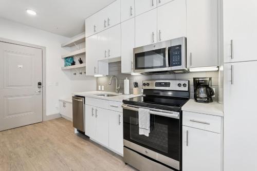 Sentral Studio Apt on East 6th St - image 7