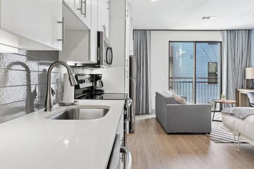 Sentral Studio Apt on East 6th St - image 6