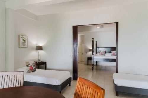 1 king bed, 2 twin beds