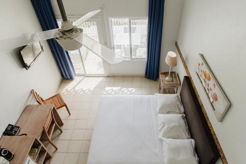 1 queen bed, 2 twin beds