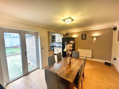 3 Bed Semi - Sleeps 5 - Wifi - Private Garden & Parking - Pets Allowed gîte à louer Ravensbourne Railway Station