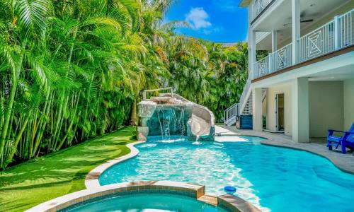 Tropical Hideaway - Luxury home near dining & beach