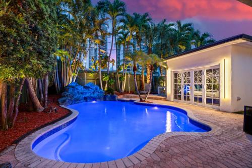 Beach Pop - Steps to Beach Heated Pool & Hot Tub