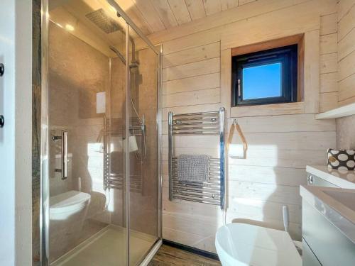 Bruser, The Cabins at Redroofs in Guthrie