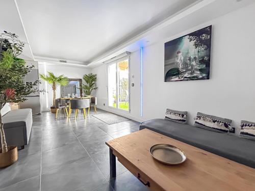 Terrasse privee, shower exterieur, parking privee in Ovalie