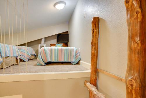 Wooded Gilbertsville Hideaway on Kentucky Lake! - image 11