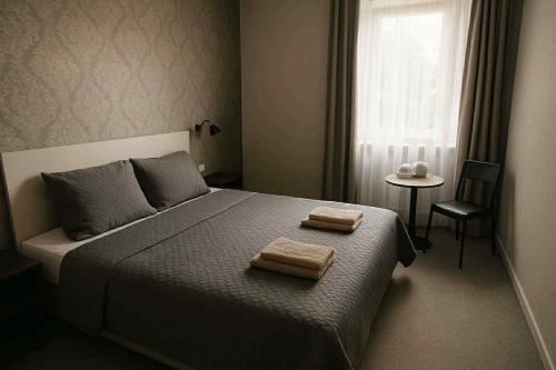 1 double bed, 1 twin bed
