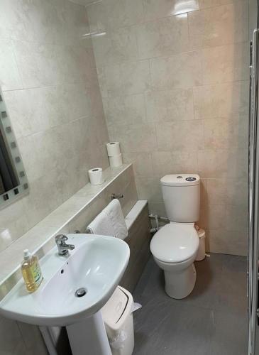 Charming Chalet - Sleep 3 4 & Free Parking, Dartmouth (photo 2)